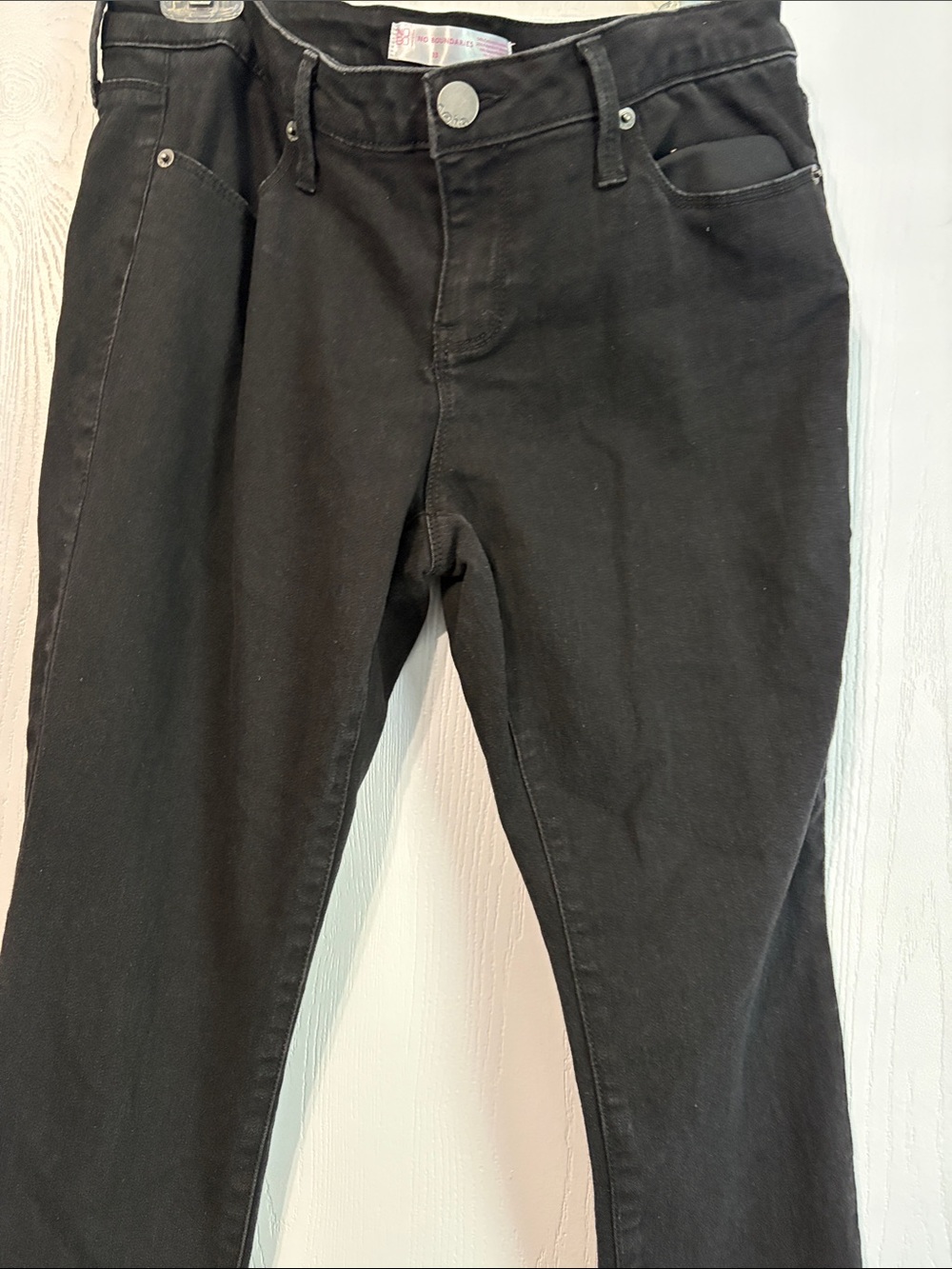No Boundaries Women Straight Leg Jeans in Black